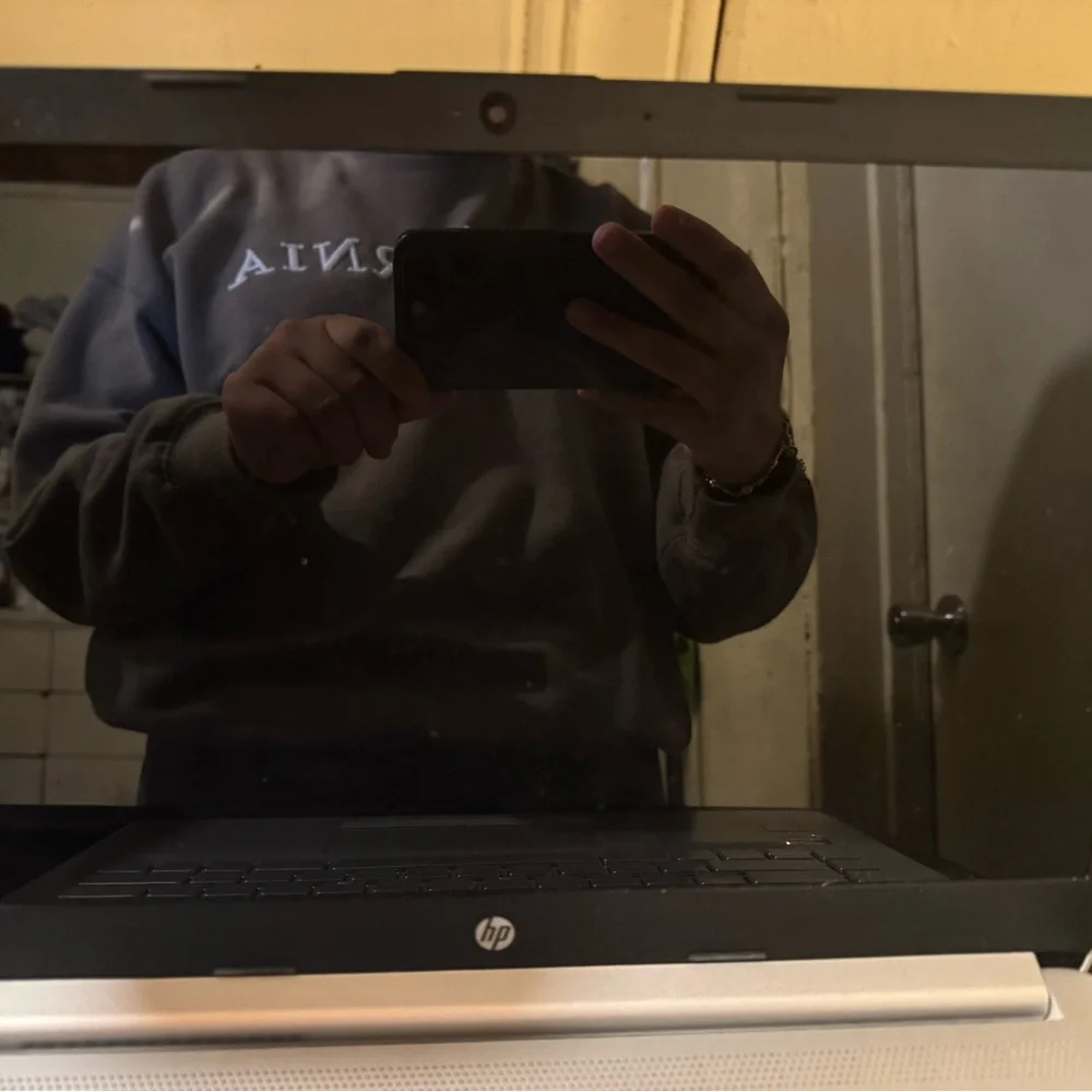 Hp laptop, works perfectly, has a few scratches but over all good condition